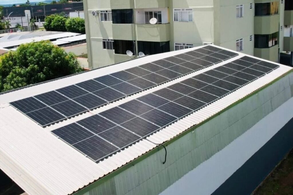 Projeto comercial real da Luminati Energia Solar em cobertura metálica em Goiás
