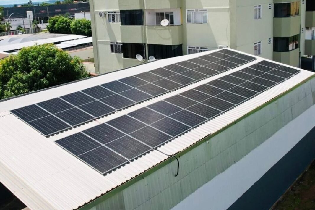 Projeto comercial real da Luminati Energia Solar em cobertura metálica em Goiás