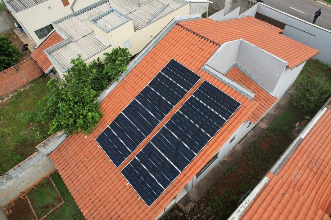 Projeto real da Luminati Energia Solar em telhado residencial de cerâmica em Goiás